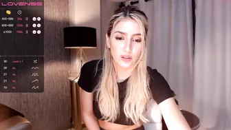 gigielliot chaturbate juicy slut gently masturbates cunt