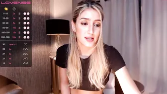 gigielliot chaturbate juicy slut gently masturbates cunt