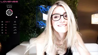 gigielliot chaturbate naked handjob on the floor