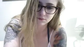 xxx_mila_xxx a young queen fucks both holes