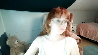 peevolx pretty lady puts on juicy vagina