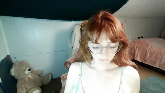 peevolx pretty lady puts on juicy vagina