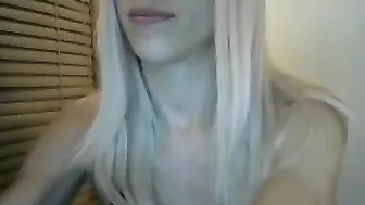 queenkaleigh busty babe gently caresses her pussy