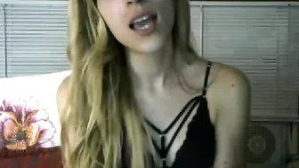 queenkaleigh beauty fucks her holes with dildos