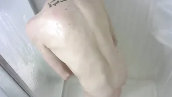 queenkaleigh runet wriggles in front of webcam