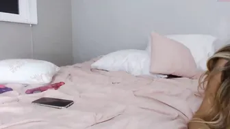 caracupcakexo babe masturbates with phallus