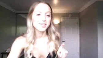 caracupcakexo busty confused girl fucks cunt