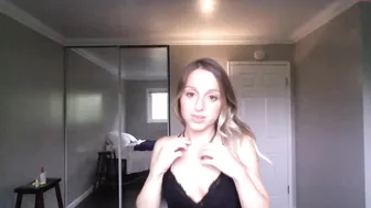 caracupcakexo busty confused girl fucks cunt
