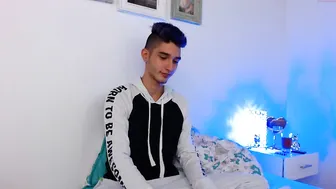 tyler_amy shows her pussy on the chair