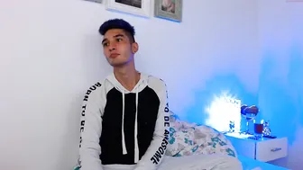 tyler_amy shows her pussy on the chair