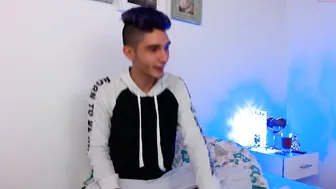 tyler_amy shows her pussy on the chair