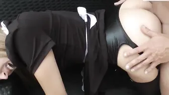 The blonde gave herself to the guy in the bushes