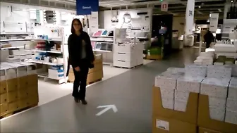 to look blowjob in a public toilet