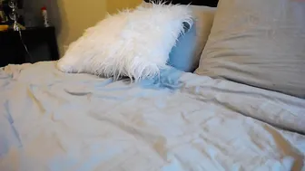 bbygirlb Busty hottie caresses nipples