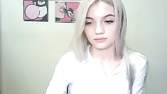 oliiii_cute Shy mare gently jerks her pussy