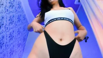 liraia takes off her panties