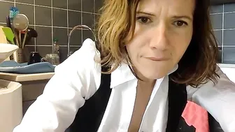 french_lolita dancing naked and pulling pussy