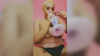 juliettesweetz onlyfans dark haired babe digging with sex machine