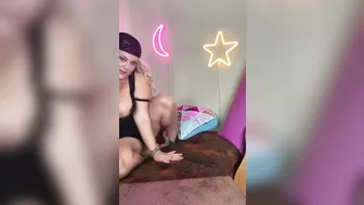 kelllikellly onlyfans hot bitch punches holes with fingers
