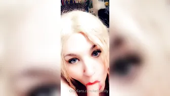 kelllikellly onlyfans caresses his holes