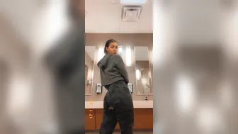 bellarollandx onlyfans lustful lady sucks dick