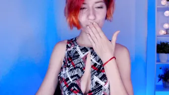 _little__kittyy a nice babe kneads her cunt