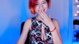 _little__kittyy a nice babe kneads her cunt