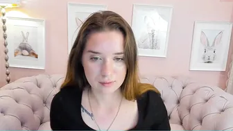 hannahsparrow black-haired babe jerks off her cunt