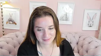 hannahsparrow black-haired babe jerks off her cunt