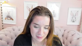 hannahsparrow black-haired babe jerks off her cunt