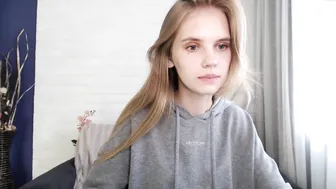 small_lollipop crazy doll sucks penis