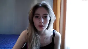 pineapple_rum fucks herself in front of the webcam