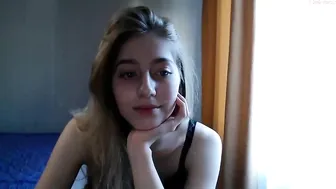 pineapple_rum fucks herself in front of the webcam