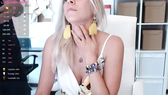 tiffany925 gorgeous babe furiously fucks pussy