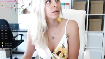 tiffany925 gorgeous babe furiously fucks pussy