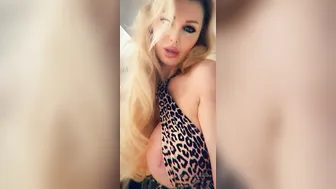 taylorwane69 onlyfans juicy bitch caresses the clitoris