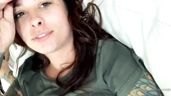 rileyxxxjensen onlyfans spread her legs and caresses herself