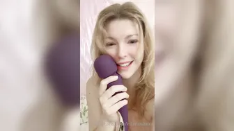 ellanovaxxx onlyfans latin slut brightly fingering shaved holes