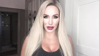 danniiharwood onlyfans pulls pussy to orgasm