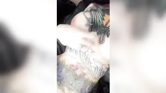Peachhes onlyfans puts his fingers in the ass