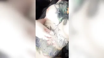 Peachhes onlyfans puts his fingers in the ass