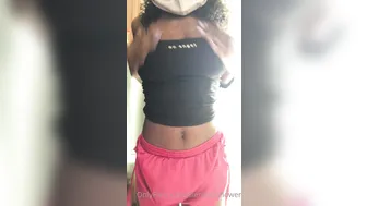 sienasunflower onlyfans jerking off the clit on the bed