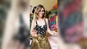 saintkatelyn onlyfans curve with a hanging chest caresses the vagina