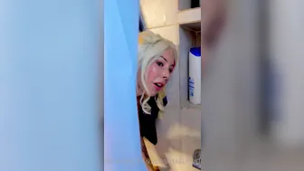 yaela_vonk onlyfans hot lady plants hand in anus