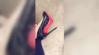 tris_love onlyfans greedily fucks herself with a toy