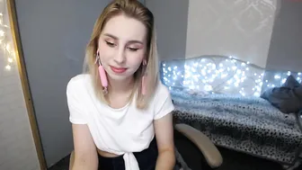 mightymia busty hottie gently jerks her cunt