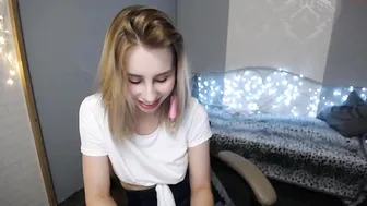 mightymia busty hottie gently jerks her cunt