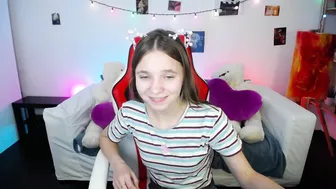 lucky_leslie cute chick jerks both holes