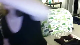 launabelle Cute girl fingering pussy with vibrator