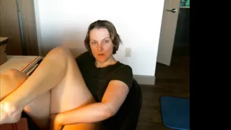 freebeautie Seductive chick fucks sex toy